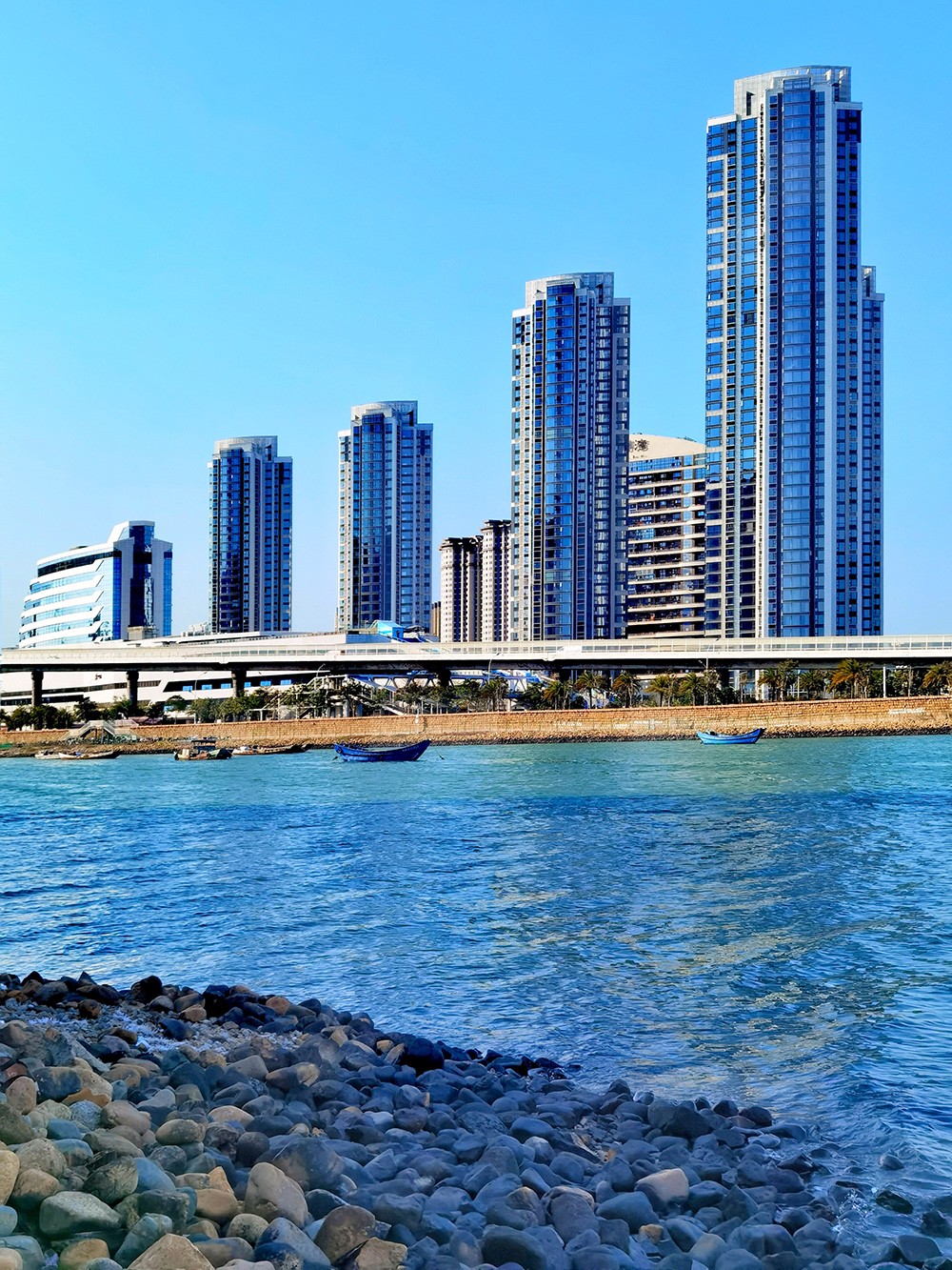 《海湾新貌》 杜华榕