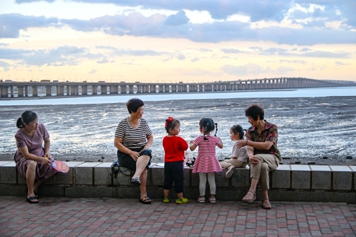 岸线上，市民陪娃、聊天。（林志杰摄影）-39.jpg