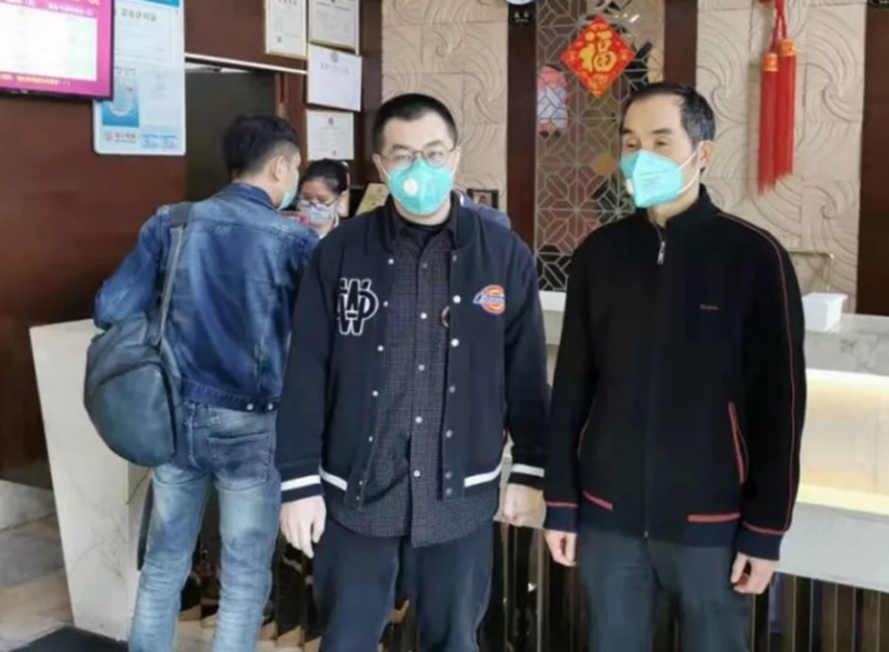 吴悦（右二）正在酒店检查（受访者供图）.jpg