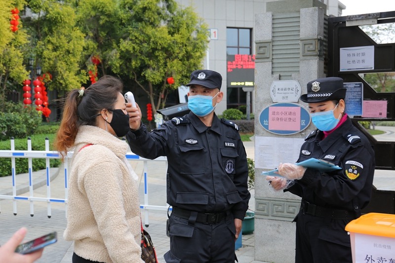 小區工作人員在對進出小區的人員檢測體溫（沈偉泉攝影）.JPG