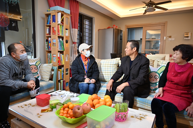 杏濱街道網格員入戶排查（拍攝 馮立東）.JPG