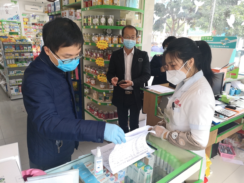 監管部門檢查藥店（黃朝福攝影）.jpg