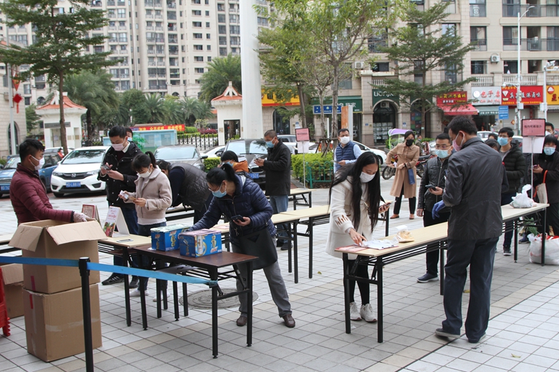 市民在排隊買口罩（黃朝福攝影）.jpg