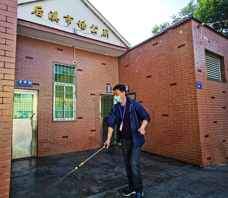 工作人員在做日常的消毒（王堅峰攝影）.jpg