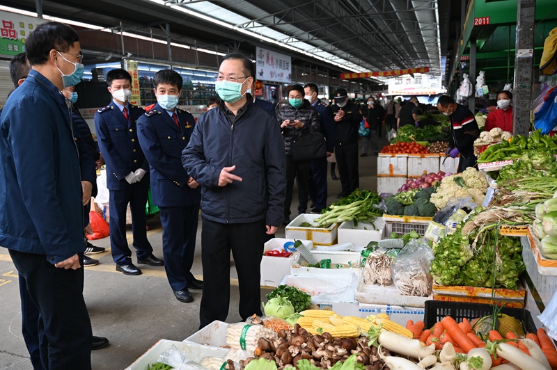 李钦辉调研灌口菜市场供应情况（拍摄 冯立东）.JPG