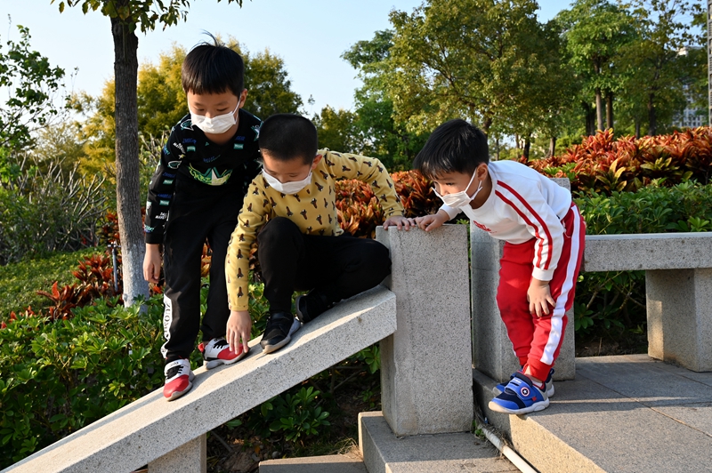 三个小朋友在公园石凳上玩乐（拍摄 冯立东）.JPG