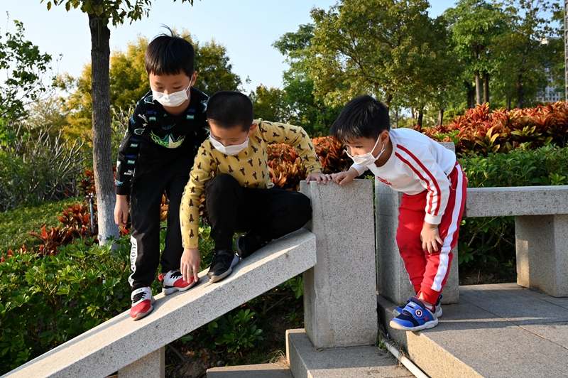 三個小朋友在公園石凳上玩樂（拍攝 馮立東）.JPG