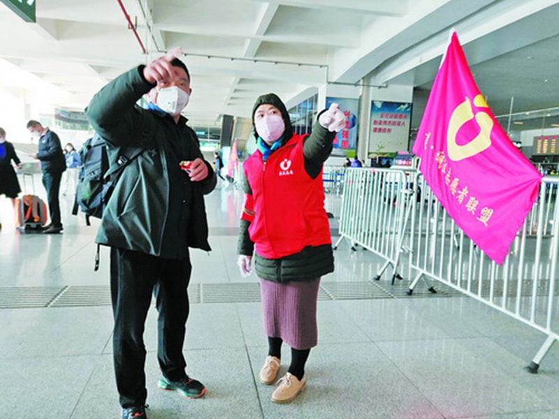 志愿者在厦门北站为旅客指路，维持现场秩序。 （庄细香 摄）.jpg