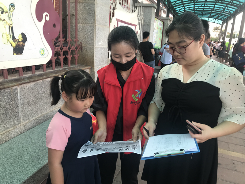 社工向学生家长宣传防溺水安全知识.jpg