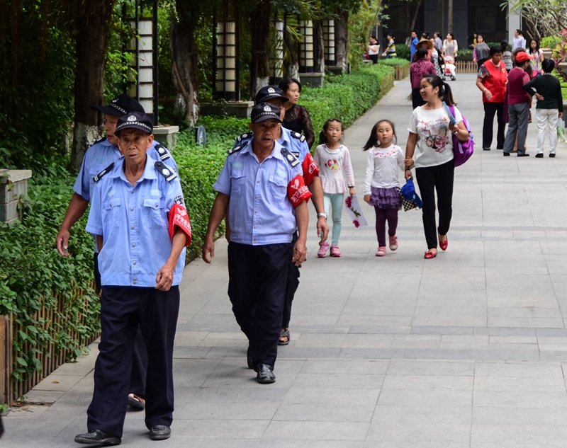 平安志愿者在小区巡逻（林志杰摄影）.JPG