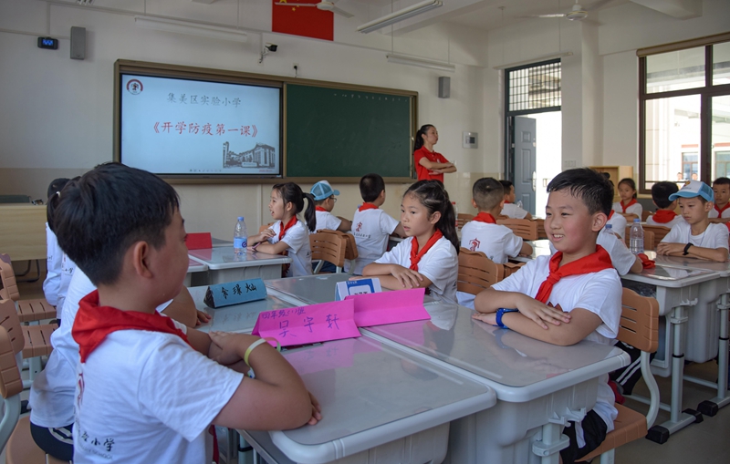 集美區實驗小學揭牌，首批學生正式開學。圖為，學生在嶄新的教室上課（林志杰攝影） (1 - 4).jpg