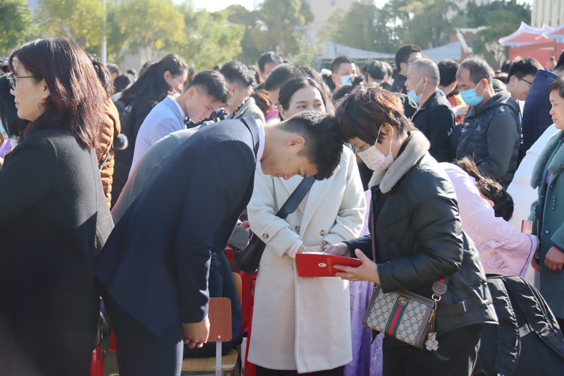 学子们向家长鞠躬致谢（李国良 摄）.jpg