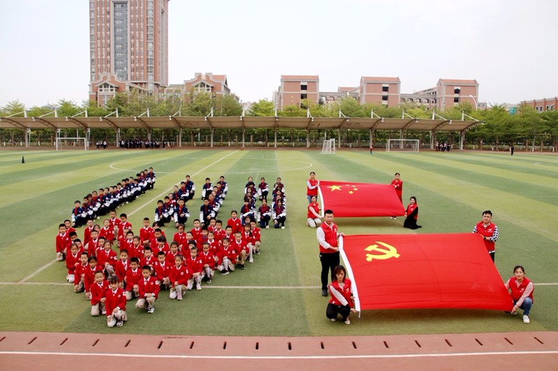 滨水社区新时代文明实践站红领巾心向党向党旗敬礼