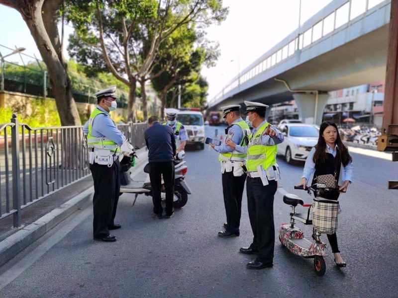 交警对摩托车骑手进行检查.jpg