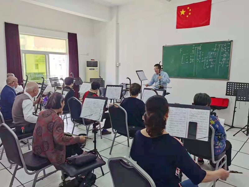 二胡班学员正在进行课堂练习(老年大学供图).jpg
