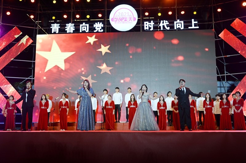 厦门工学院学生带来合唱《灯火里的中国》-许晓霞摄.JPG