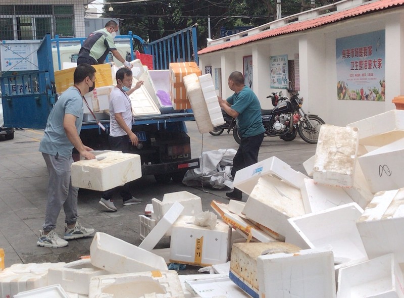 集美区率先启动泡沫塑料单独处置工作。图为，环卫工人上门收运泡沫塑料.jpg