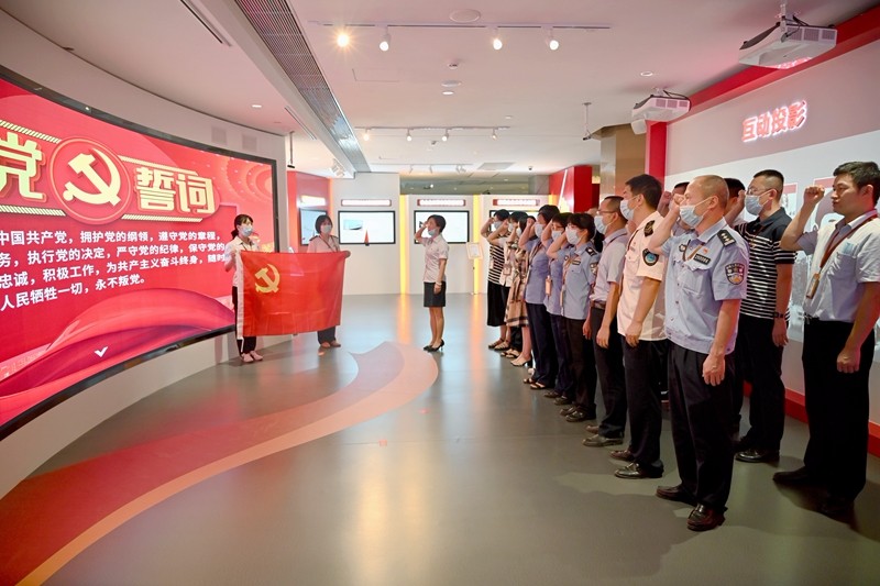 黨員重溫入黨誓詞（拍攝 馮立東）.JPG