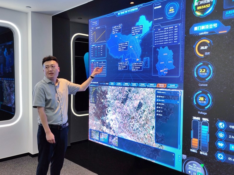 工作人员介绍厦门星座卫星飞行控制中心-许晓霞摄.jpg