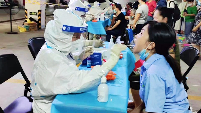 采样员正在采集居民的核酸样本.jpg