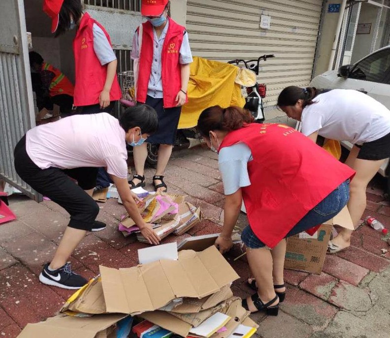 街道党员志愿者在文创期间开展清洁家园活动.jpg