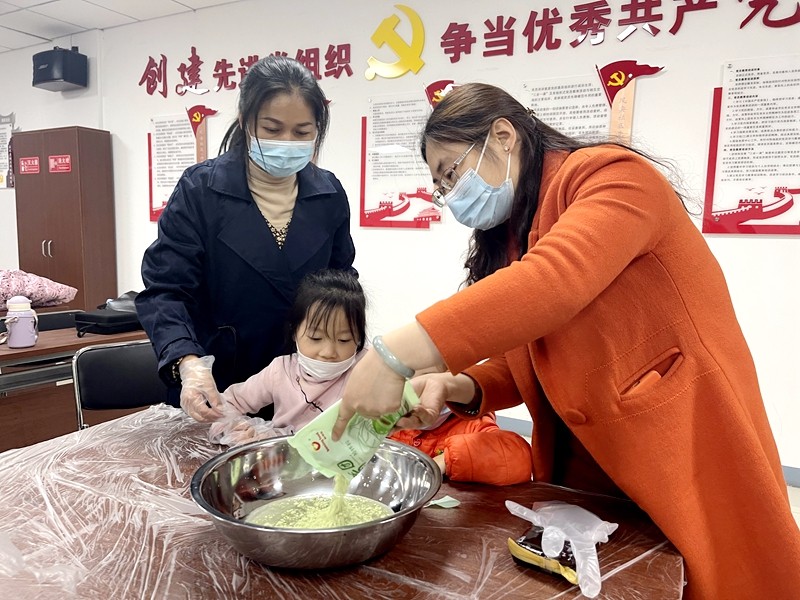 大家一起制作青团.jpg