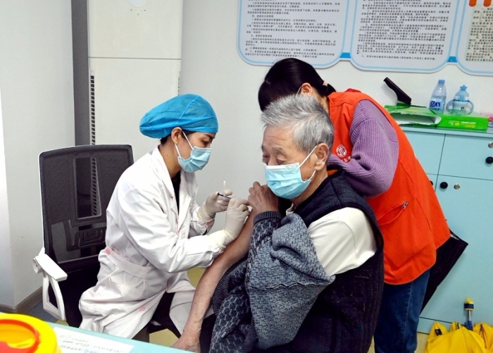 集美街道社区卫生院，一名老人正在接种新冠病毒疫苗（吴觅亮摄）.JPG