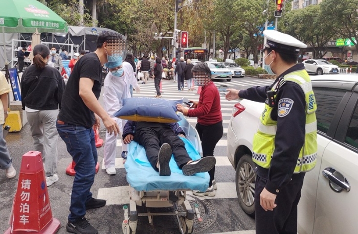 到达医院后,民警协助将患者快速送家病房治疗。(厦门高速交警供图).jpg