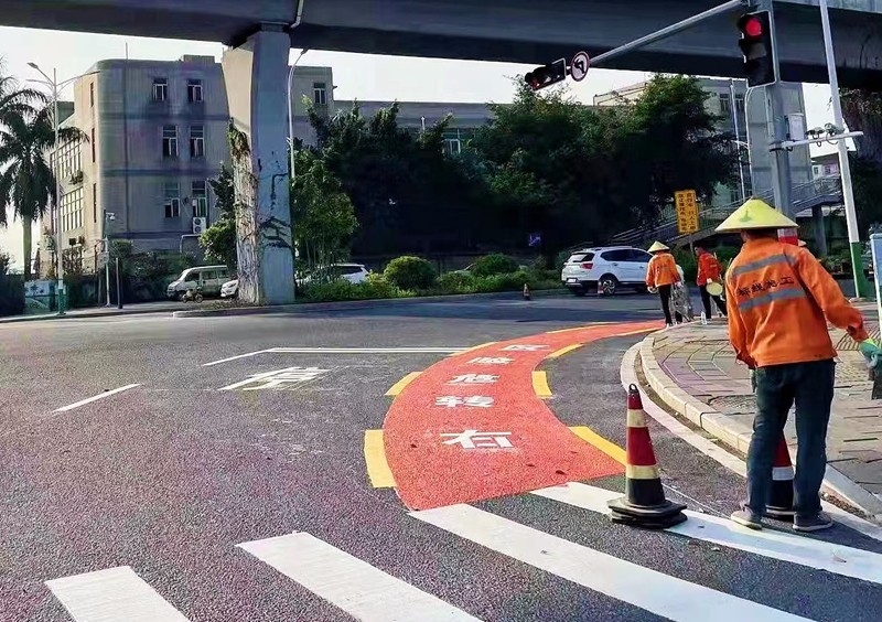 西滨路新源路口的“红色月牙”标识带.jpg