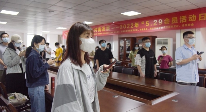 纪念5·29计生协会会员日主题活动中，参加人员一起宣读“弘扬婚育新风 促进家庭健康”倡议。（林志杰摄影）-2.jpg