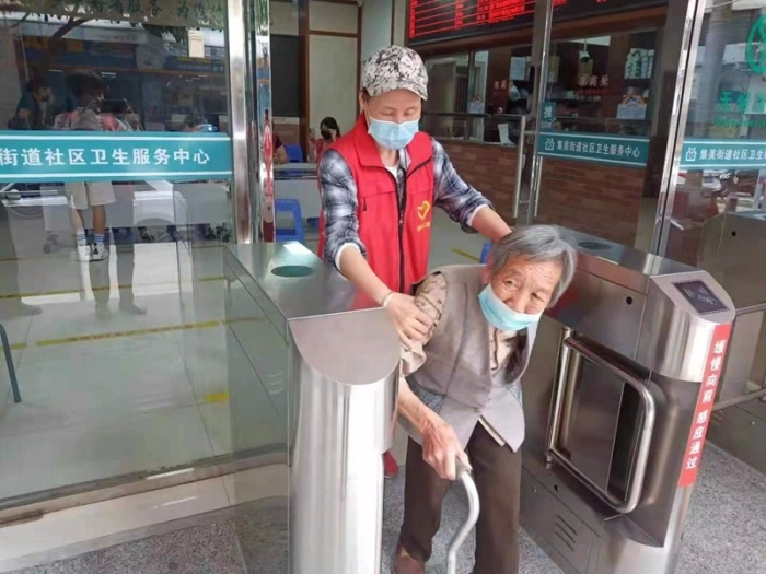 “银龄”志愿者帮助行动不便的老人-中心供图.jpg