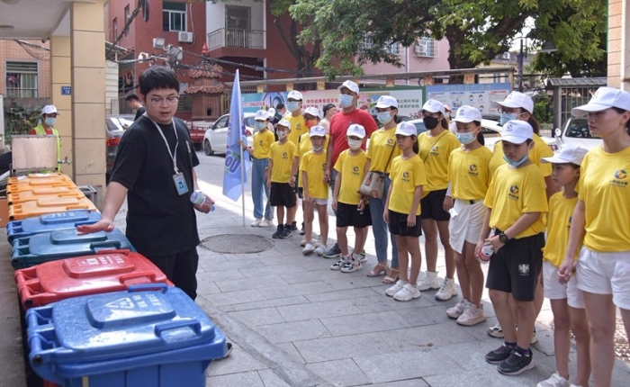 高浦小学“小手拉大手”垃圾分类主题夏令营举行。图为，垃圾分类督导员详细讲解垃圾投放规定（林志杰摄影） (6 - 20).jpg