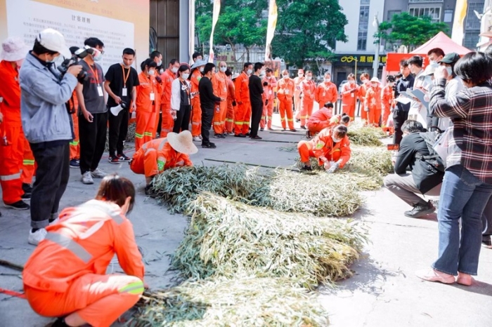 捆扎扫把比赛（天下集美文广传媒有限公司供图） (4).jpg