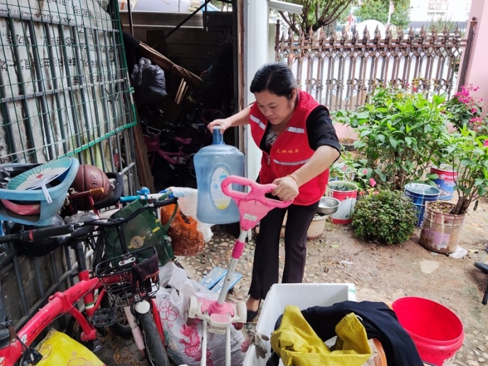 党员志愿者队小区的公共区域进行清理.jpg