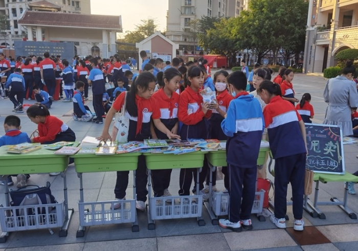 换书摊位近景 (2).jpg