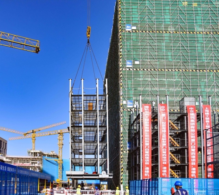 厦门白鹭西塔项目“空中造楼机”开始安装，将于25日在投入使用。图为，空中造楼机安装现场。（林志杰摄影） (3 - 14).jpg