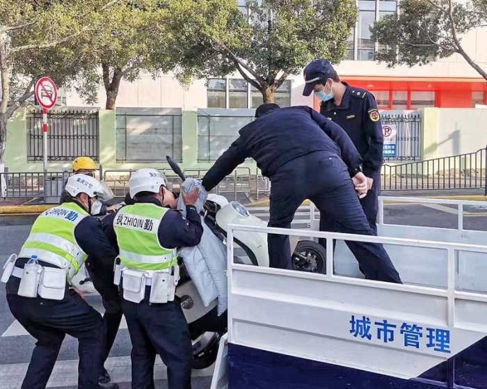 執法隊員現場規整電動自行車亂停放行為.jpg