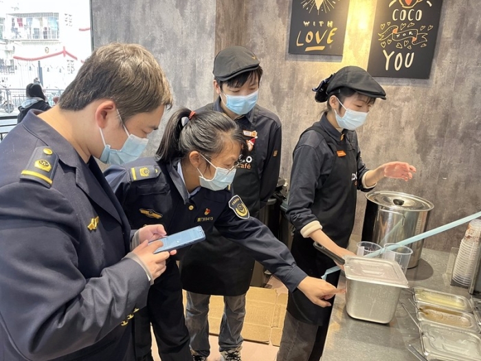 集美专项检查校园周边“网红店”(区市场监管局供图）.jpg