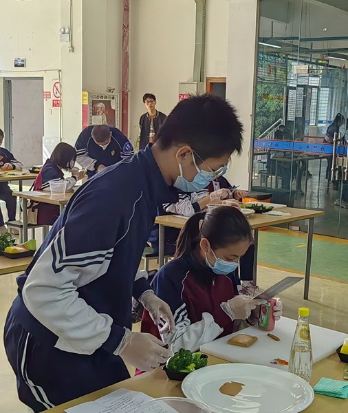 初中组“食品搭配冷拼”比赛（李国良 摄）.jpg