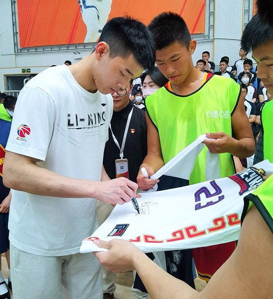 CBA咪咕关怀行动第十中学(站)举行。图为,林葳给学弟们签名。(林志杰摄影)-17.jpg