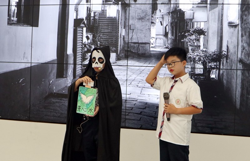 侨英小学小朋友带来的毒品变装秀获得中小学组冠军（陈陈摄）.JPG