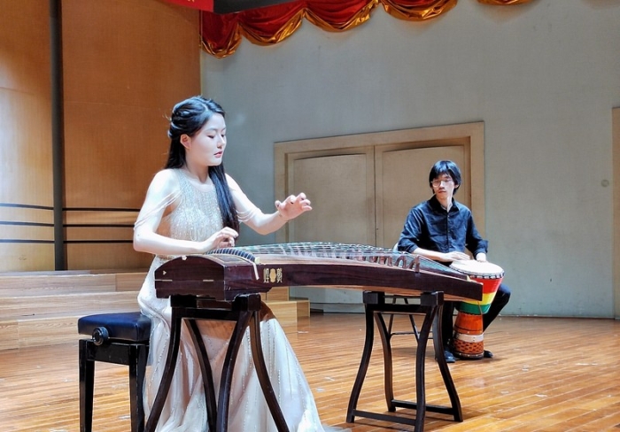 现场进行的古筝与鼓的合奏表演.jpg