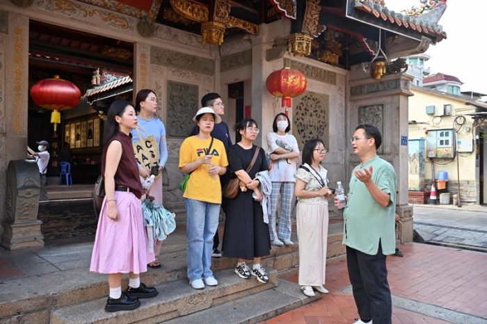 社科专家带领大家了解侨楼的历史和建筑特色（拍摄 冯立东）.JPG