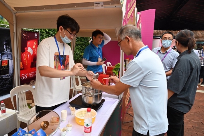 市民现场品尝金门马祖特产（拍摄 冯立东）.JPG