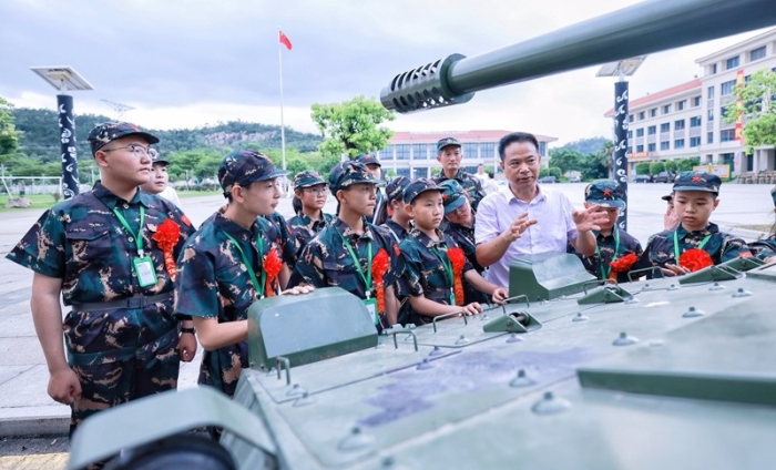 開營后莊林為寧夏彭陽縣的18名學(xué)生講解國防知識.jpg