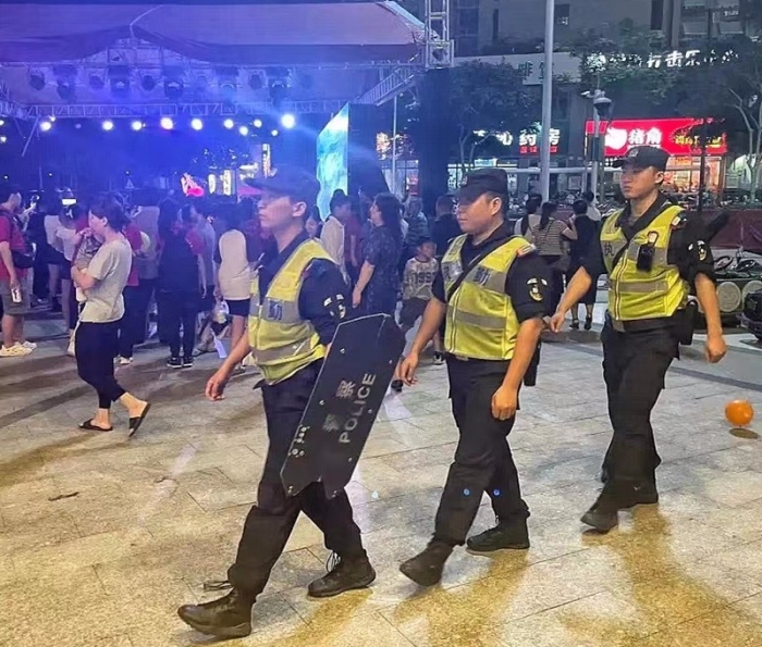 民警在人员密集场所开展巡逻防控.jpg