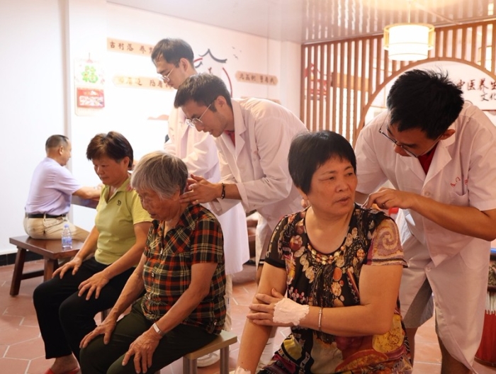 推拿义诊-医学院供图.JPG