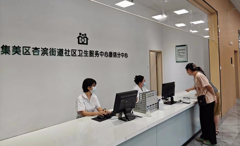 居民前往就诊-许晓霞摄.jpg