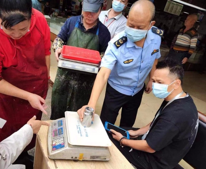 执法人员对计量器具开展专项检查(区市场监管局供图).jpg