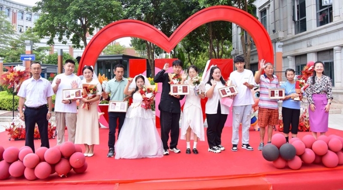 集体颁证仪式现场，出席活动领导为新人们颁证并合影（林志杰摄影） (16 - 33).jpg